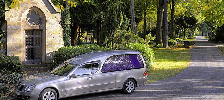 Mercedes vor dem Eingang zum Parkfriedhof | ©Roger Lortie